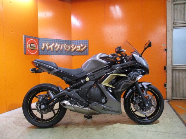 横から見てもこの通り状態グッド！！外装もフレームもエンジンまでもが綺麗なお買い得な一台ですよ！！